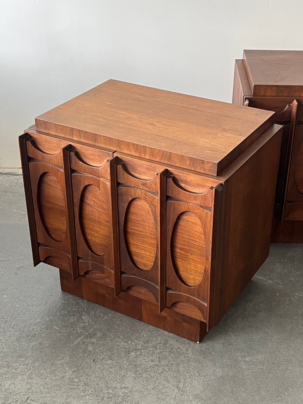 Set 2 tables de nuit MCM par Tobago Furniture