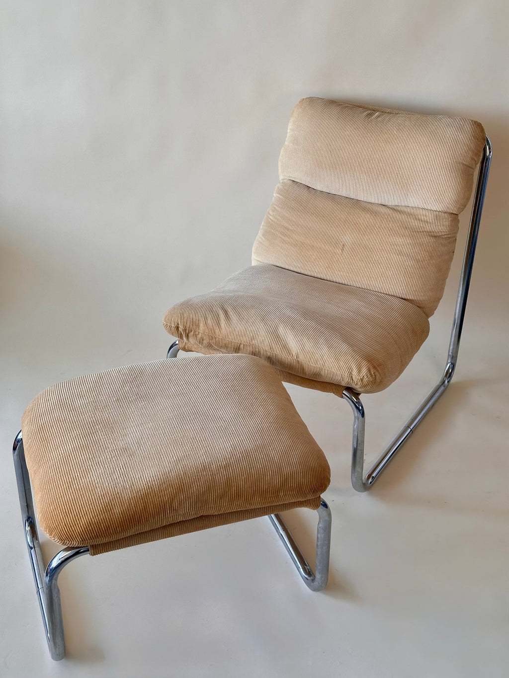 Fauteuil de lecture en chrome tubulaire avec assise en velours côtelé et ottoman