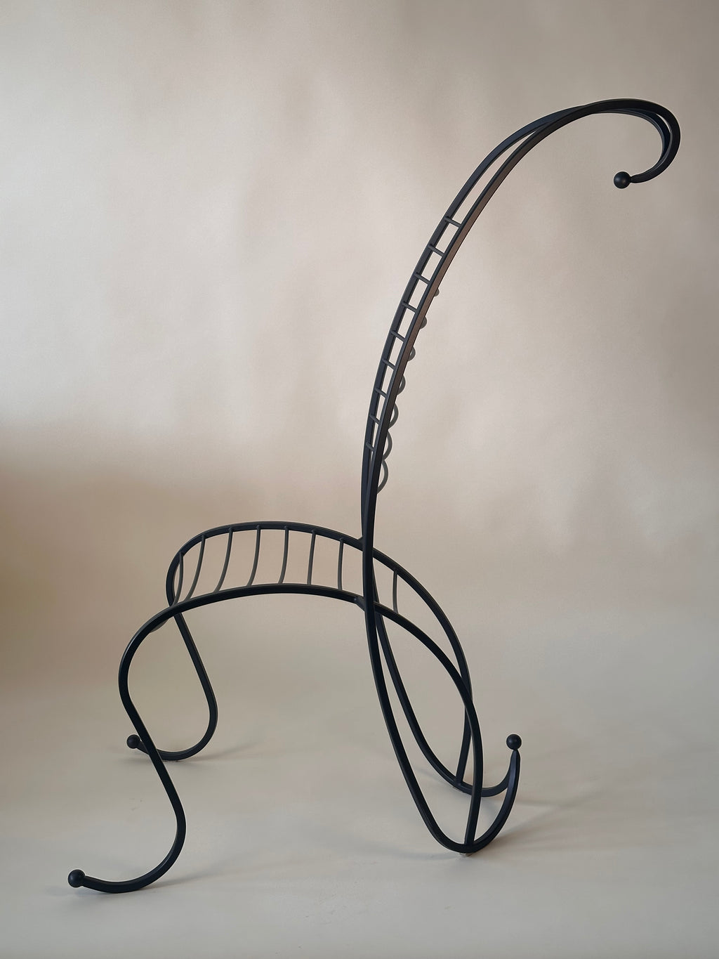 Chaise artisanale "colonne vertébrale" dans le style d’André Dubreuil en fer forgé