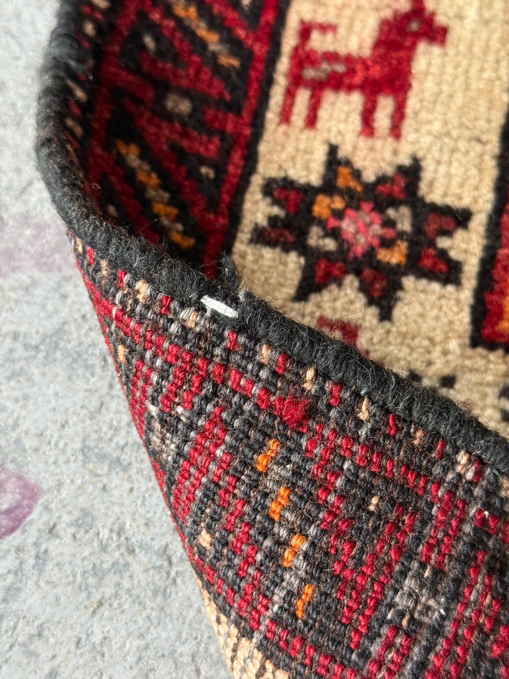 Petit tapis noué à la main à médaillon et motifs animaliers