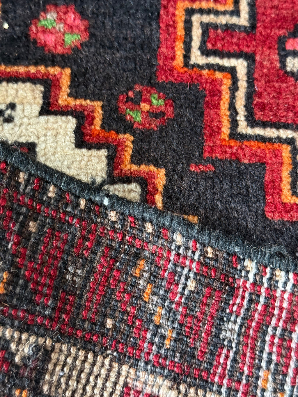 Petit tapis noué à la main à médaillon et motifs animaliers