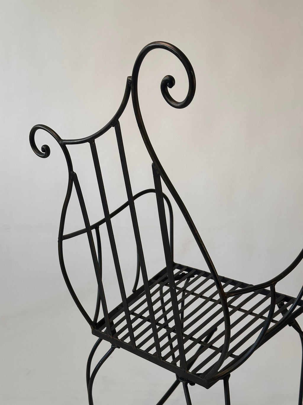 Chaise à bascule artisanale en fer forgé