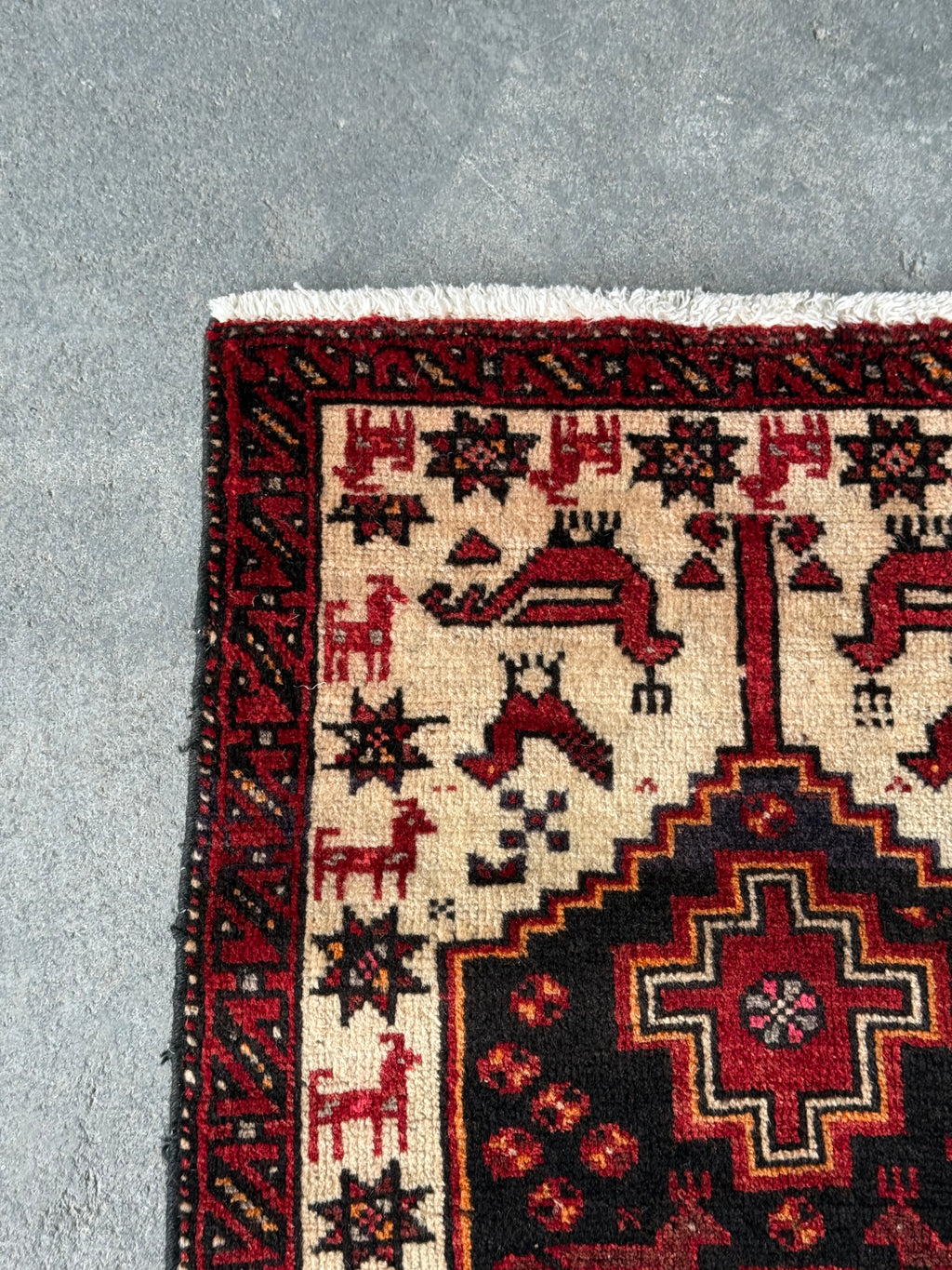 Petit tapis noué à la main à médaillon et motifs animaliers