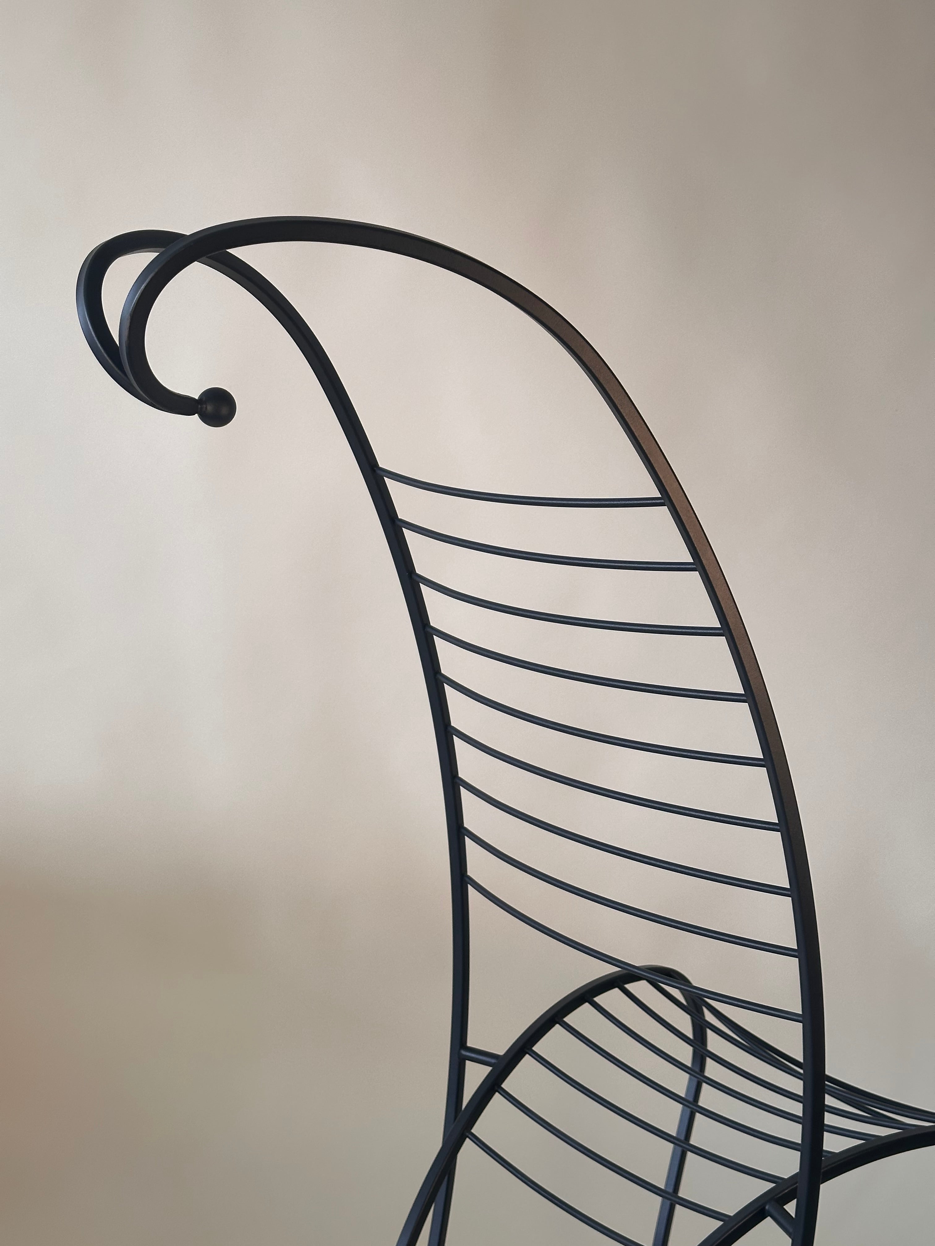 Chaise artisanale "colonne vertébrale" dans le style d’André Dubreuil en fer forgé