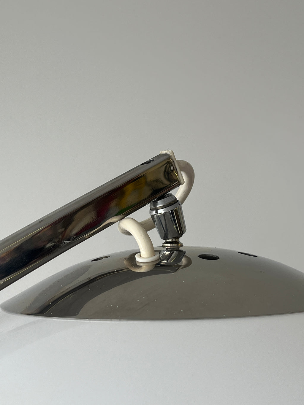 Lampe en arc avec abat-jour en plastique abs conçu par Goffredo Reggiani, fait en Italie 1970s