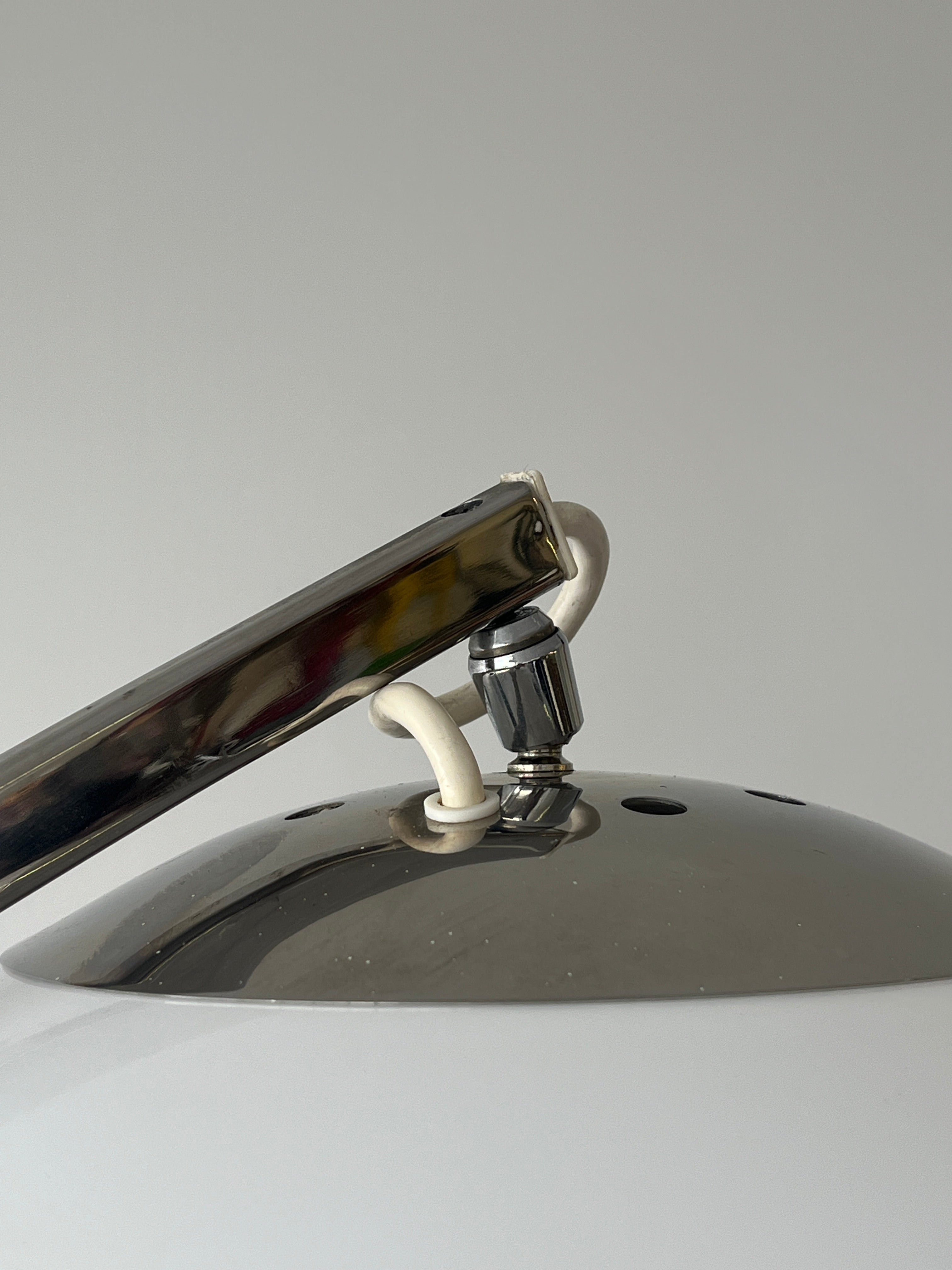 Lampe en arc avec abat-jour en plastique abs conçu par Goffredo Reggiani, fait en Italie 1970s