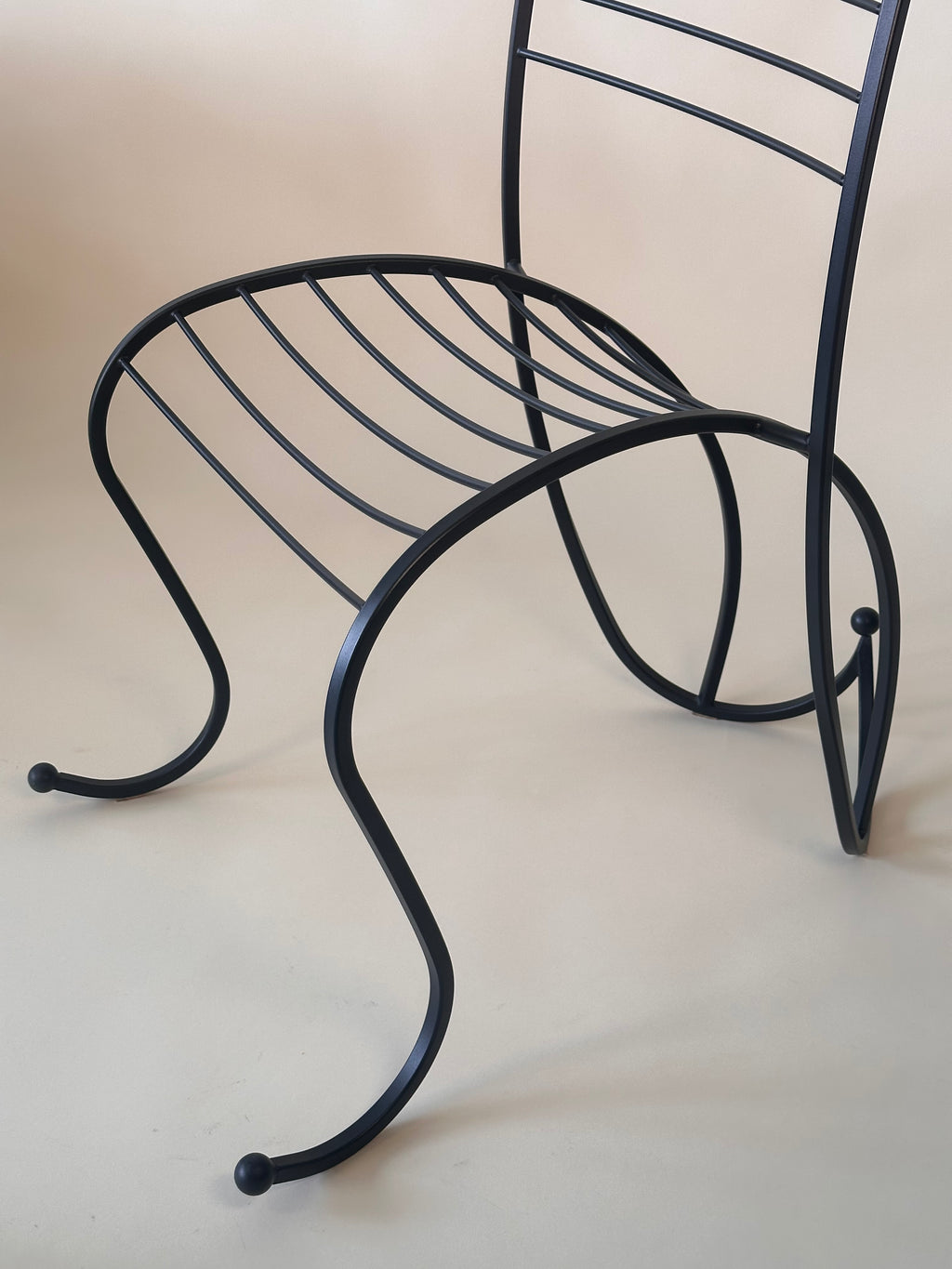 Chaise artisanale "colonne vertébrale" dans le style d’André Dubreuil en fer forgé
