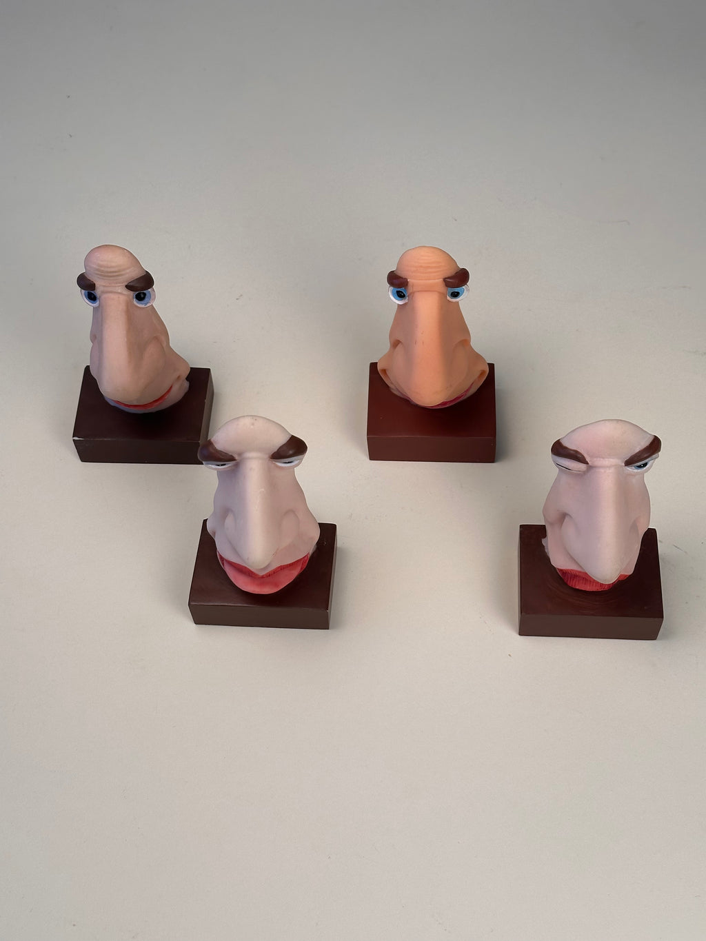 Set de 4 supports à lunettes visage caricatural, vintage