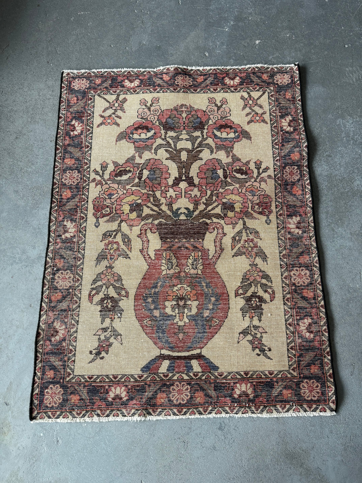 Tapis noué à la main à motif de vase fleuri