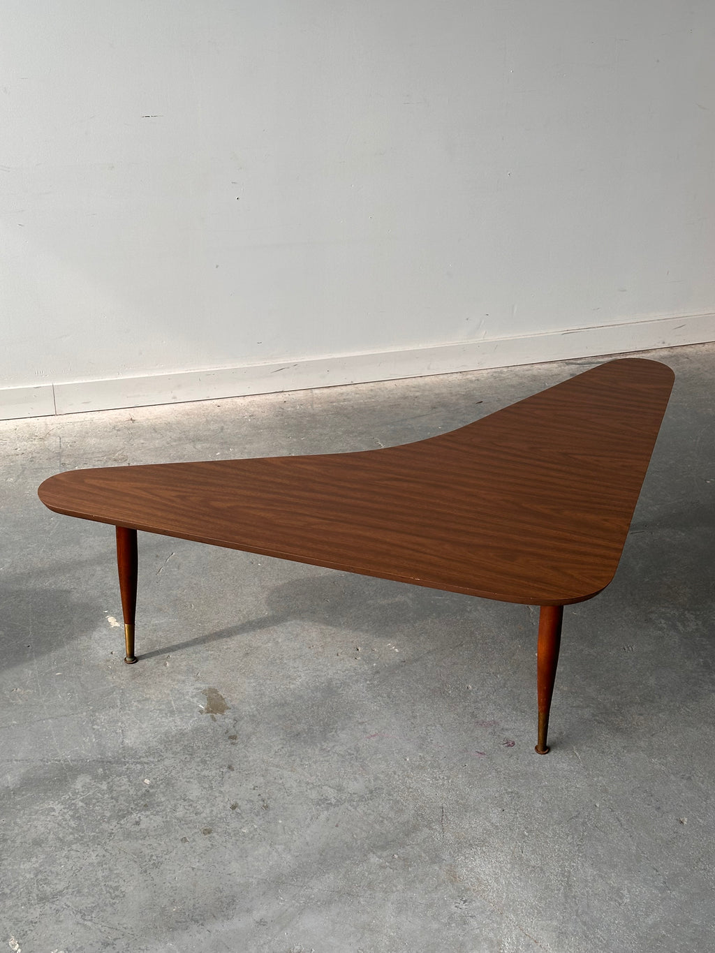 Table à café « boomerang » en placage noyer