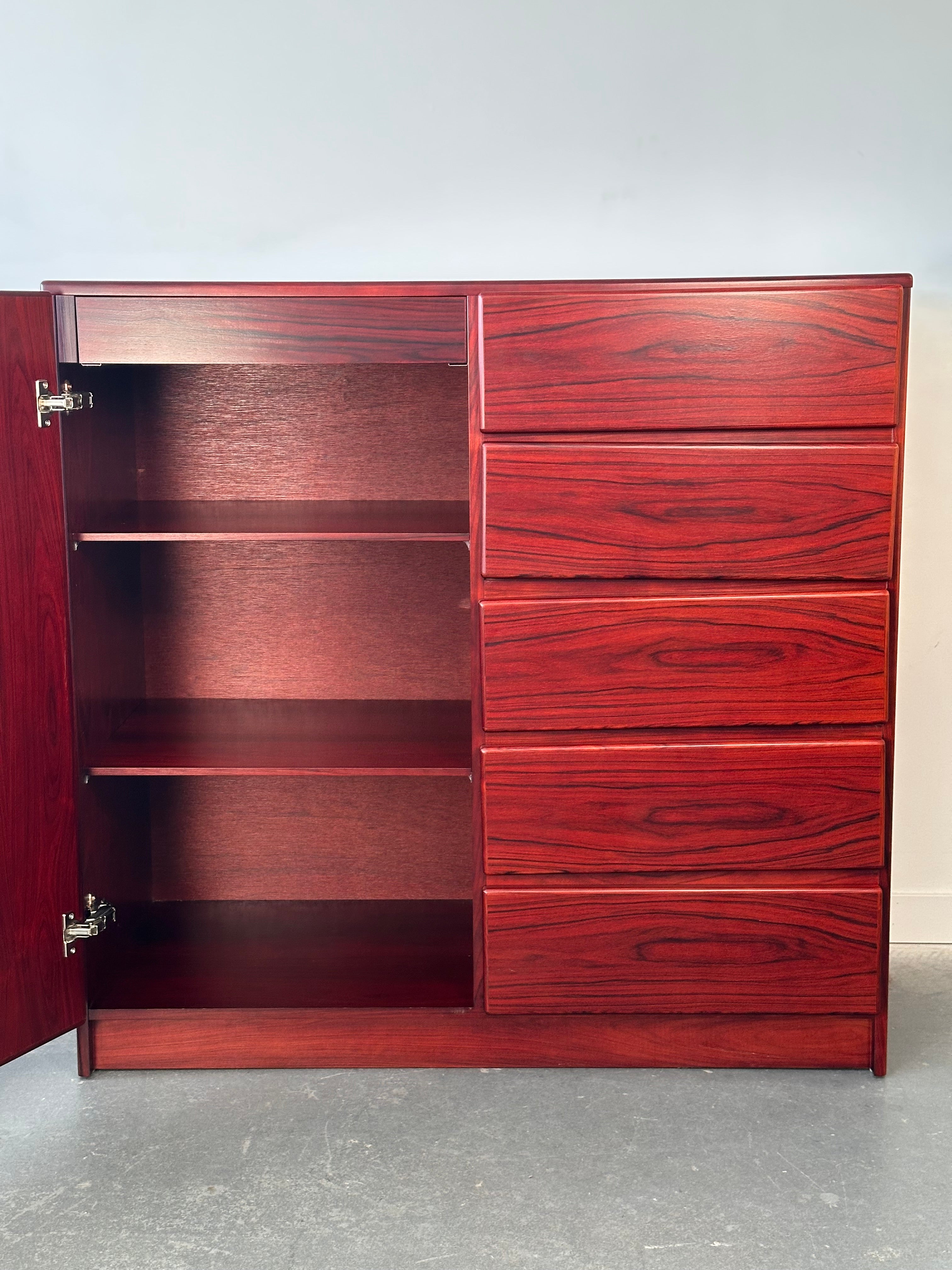 Commode monsieur en placage de cerisier par Mobican, 1970s 🇨🇦