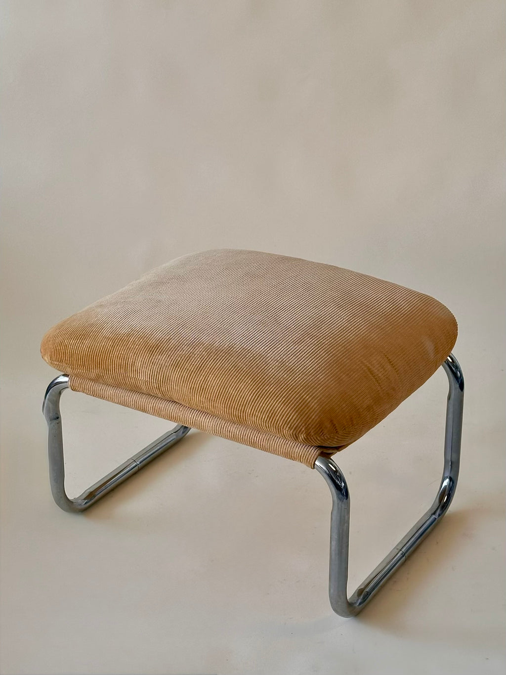 Fauteuil de lecture en chrome tubulaire avec assise en velours côtelé et ottoman