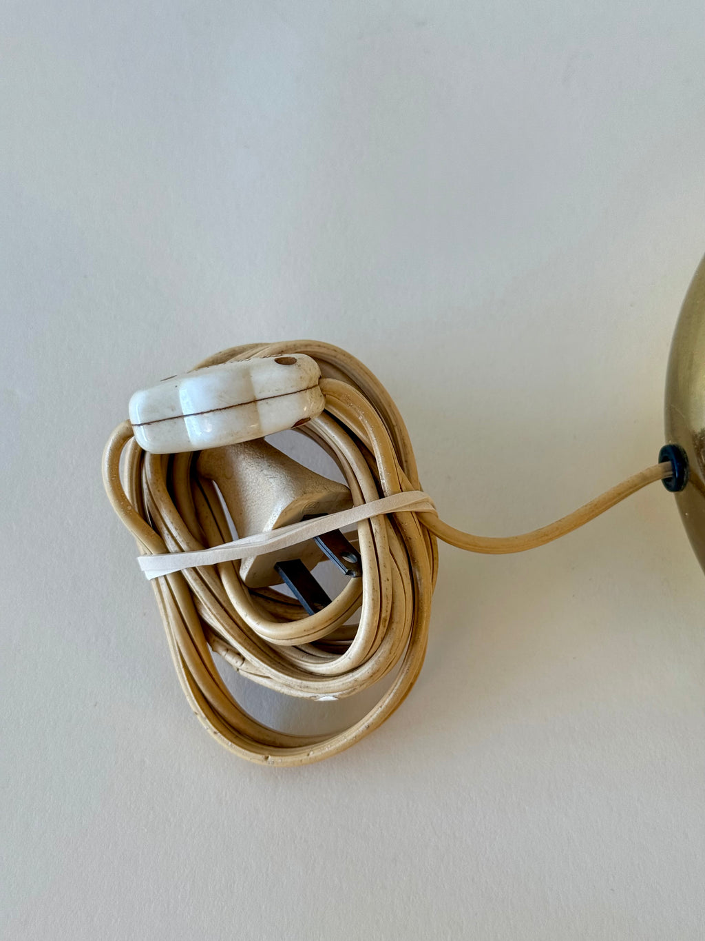 Lampe de table vintage en forme d’ampoule géante avec base en laiton