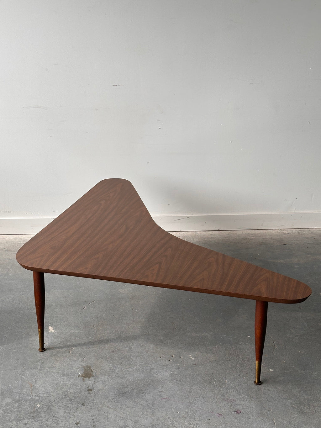 Table à café « boomerang » en placage noyer