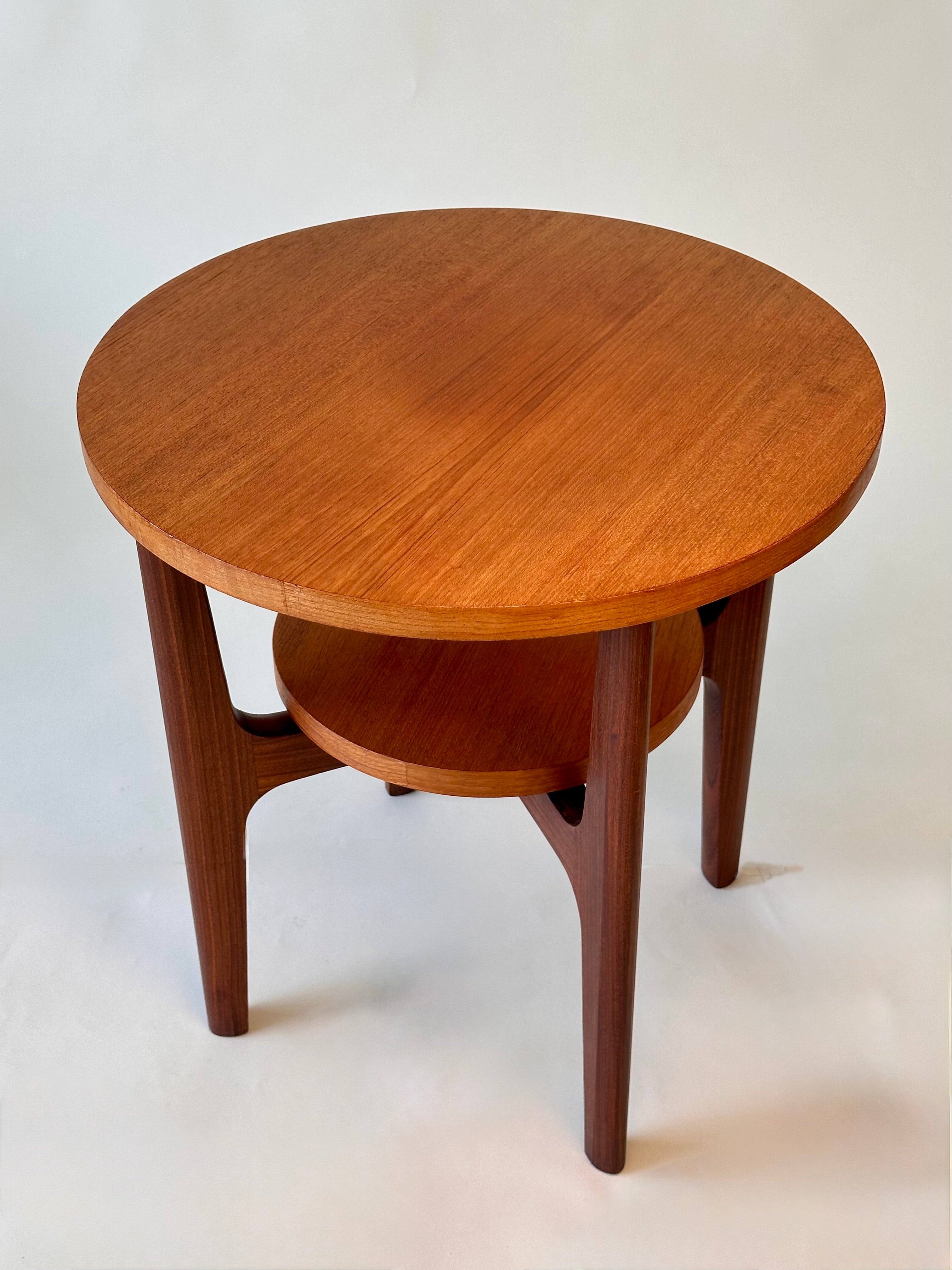 Table d’appoint en teck par RS associates, fait au Canada