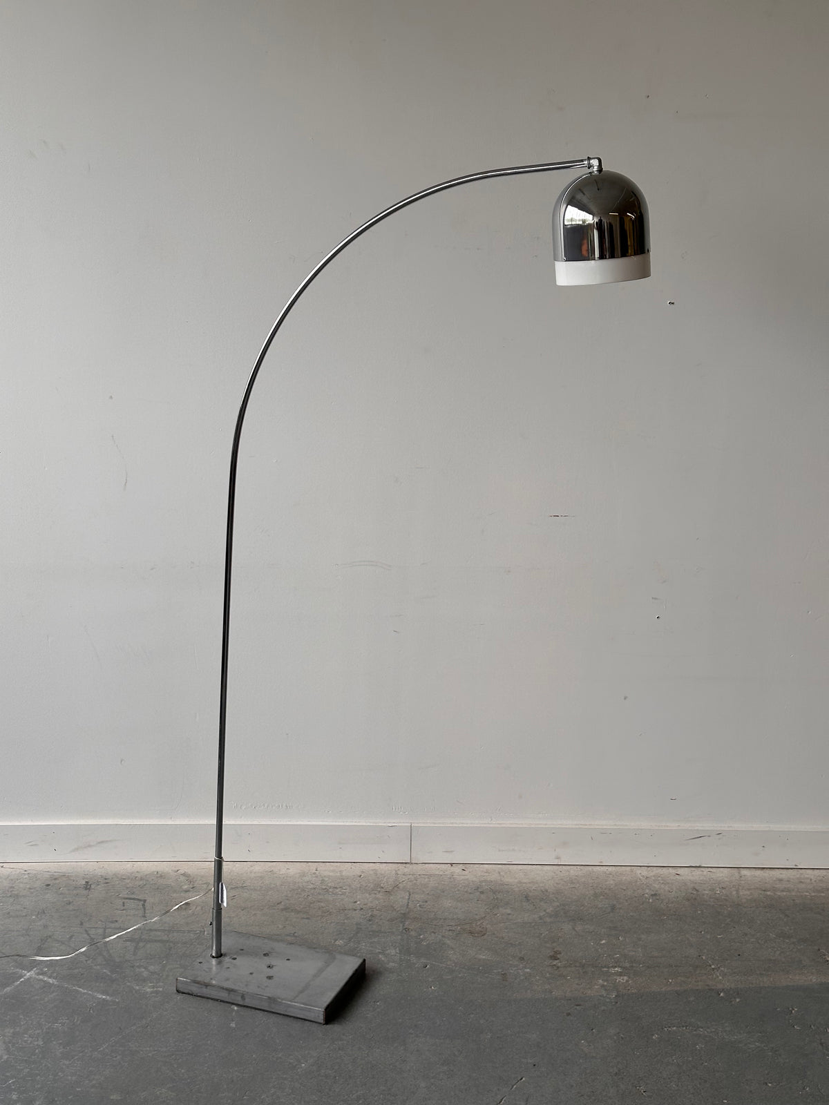 Lampe en arc chromée