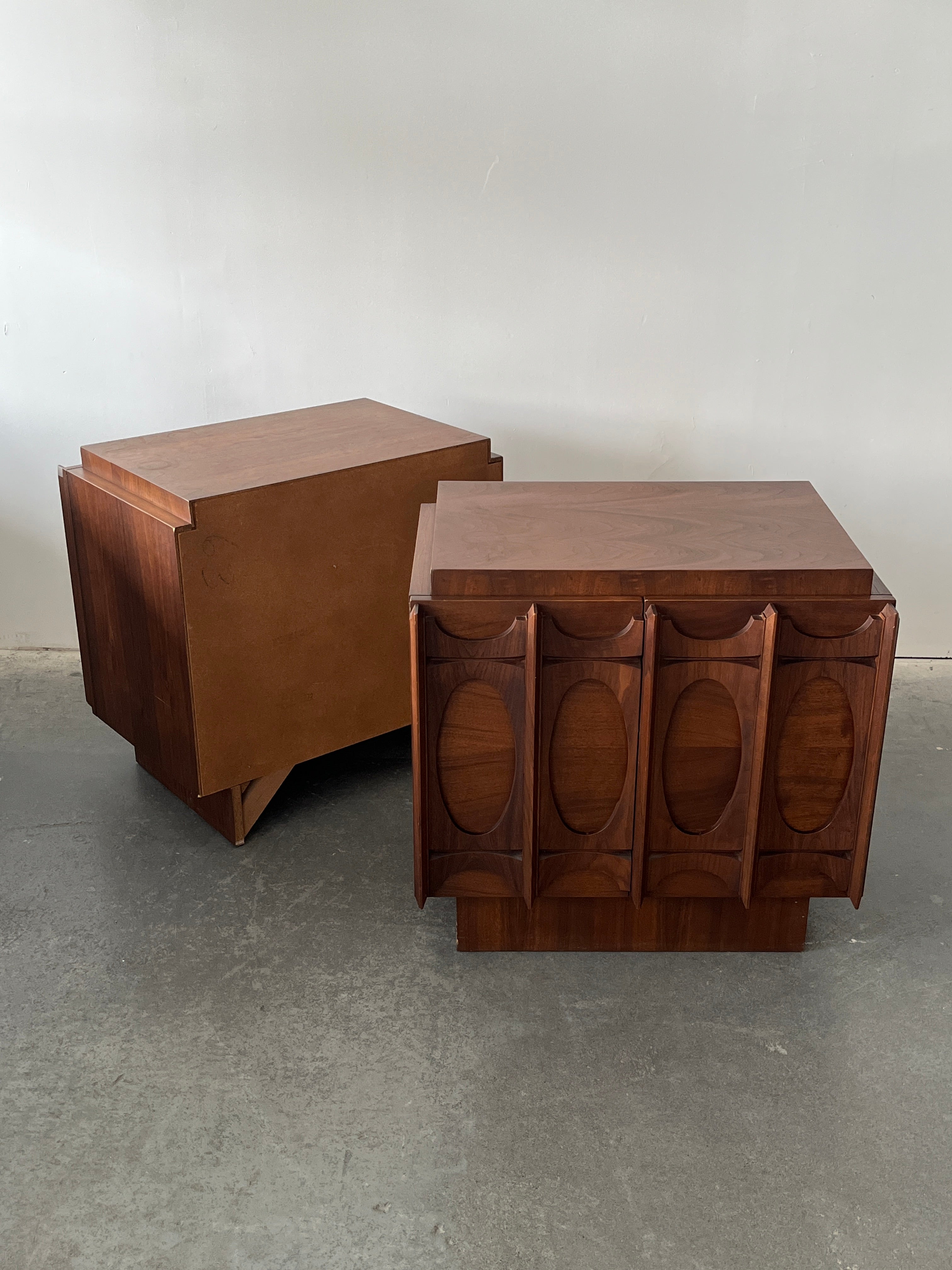 Set 2 tables de nuit MCM par Tobago Furniture