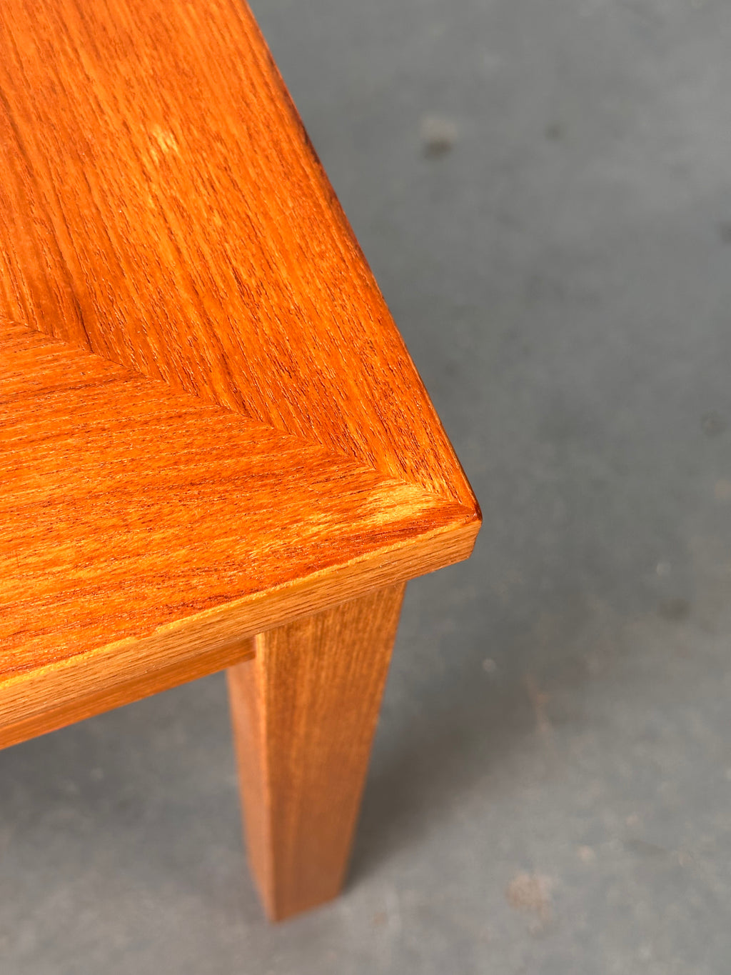 Table de côté danoise en bois teck et céramique