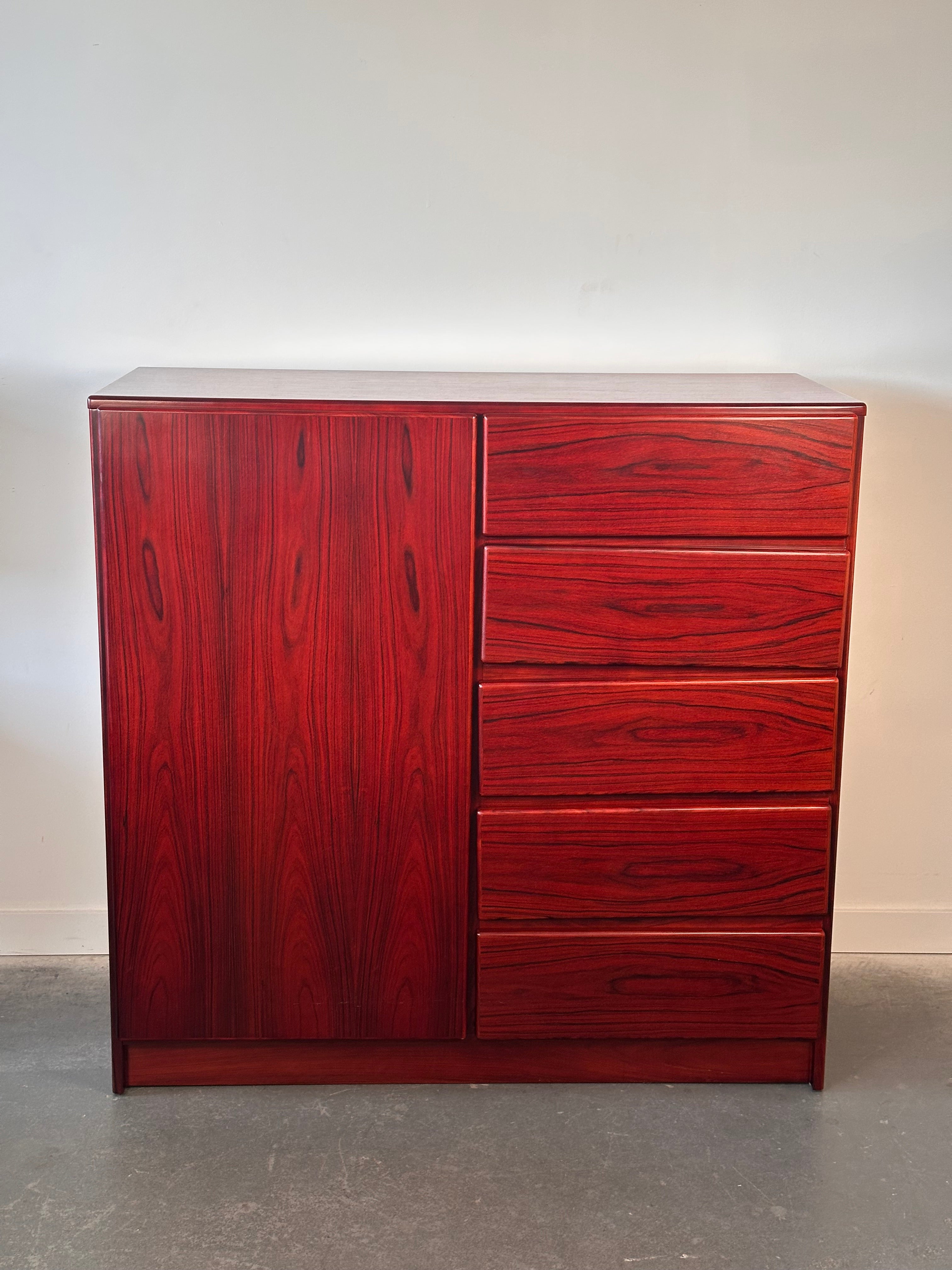 Commode monsieur en placage de cerisier par Mobican, 1970s 🇨🇦