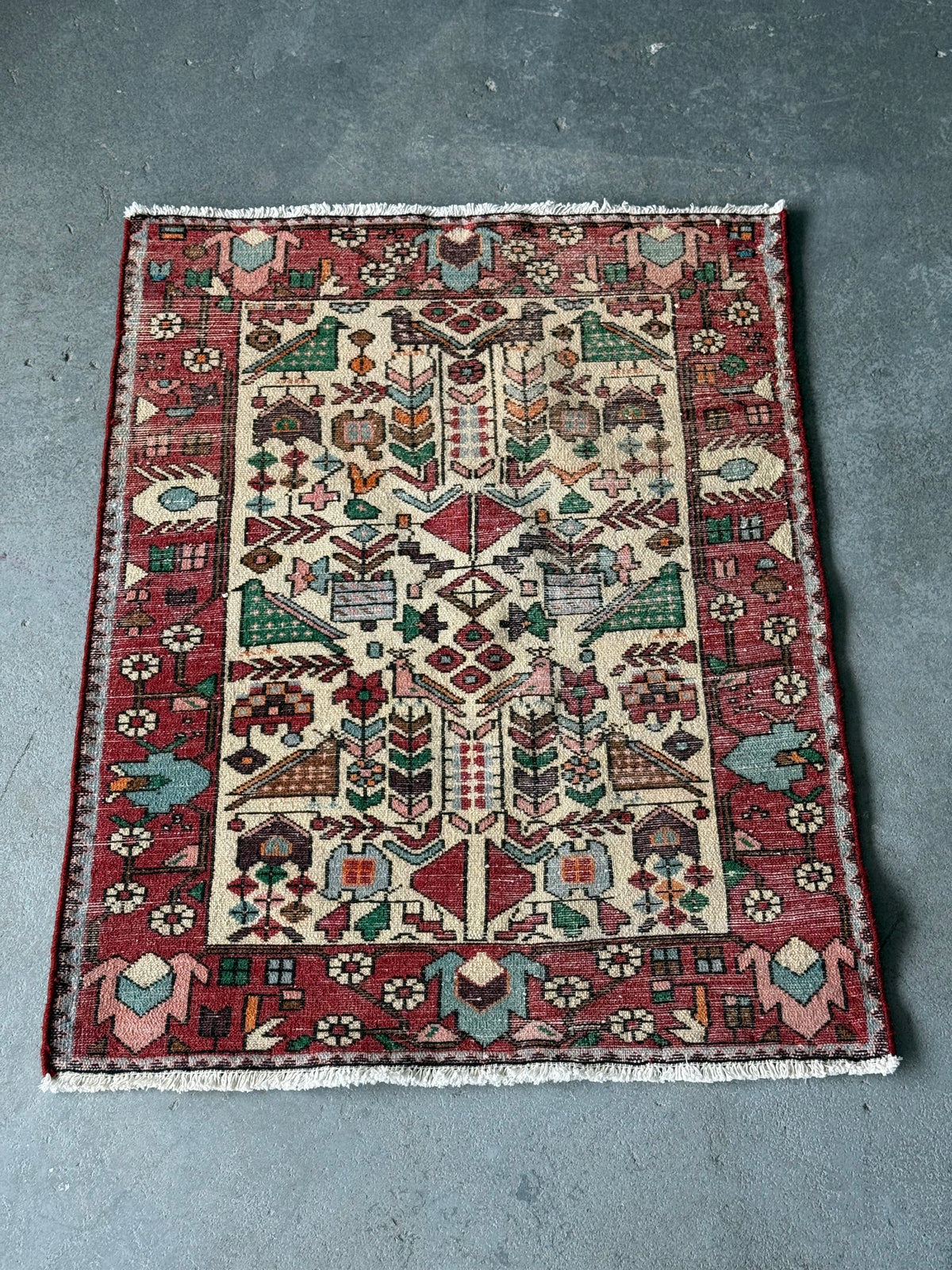 Tapis vintage à décor d’oiseaux et de fleurs, noué à la main