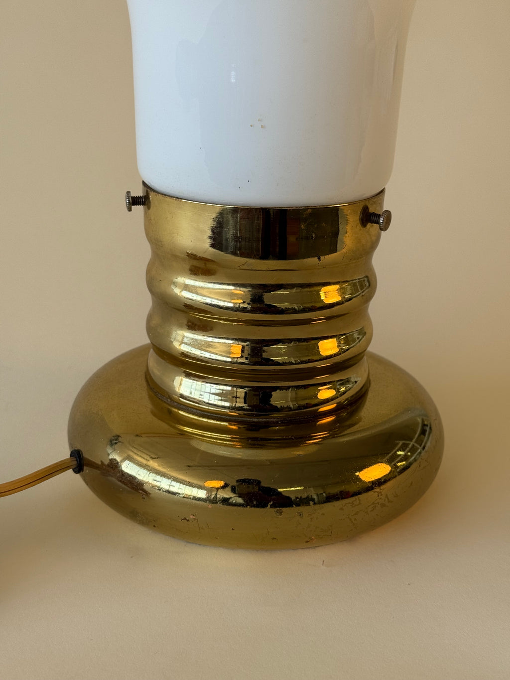 Lampe de table vintage en forme d’ampoule géante avec base en laiton