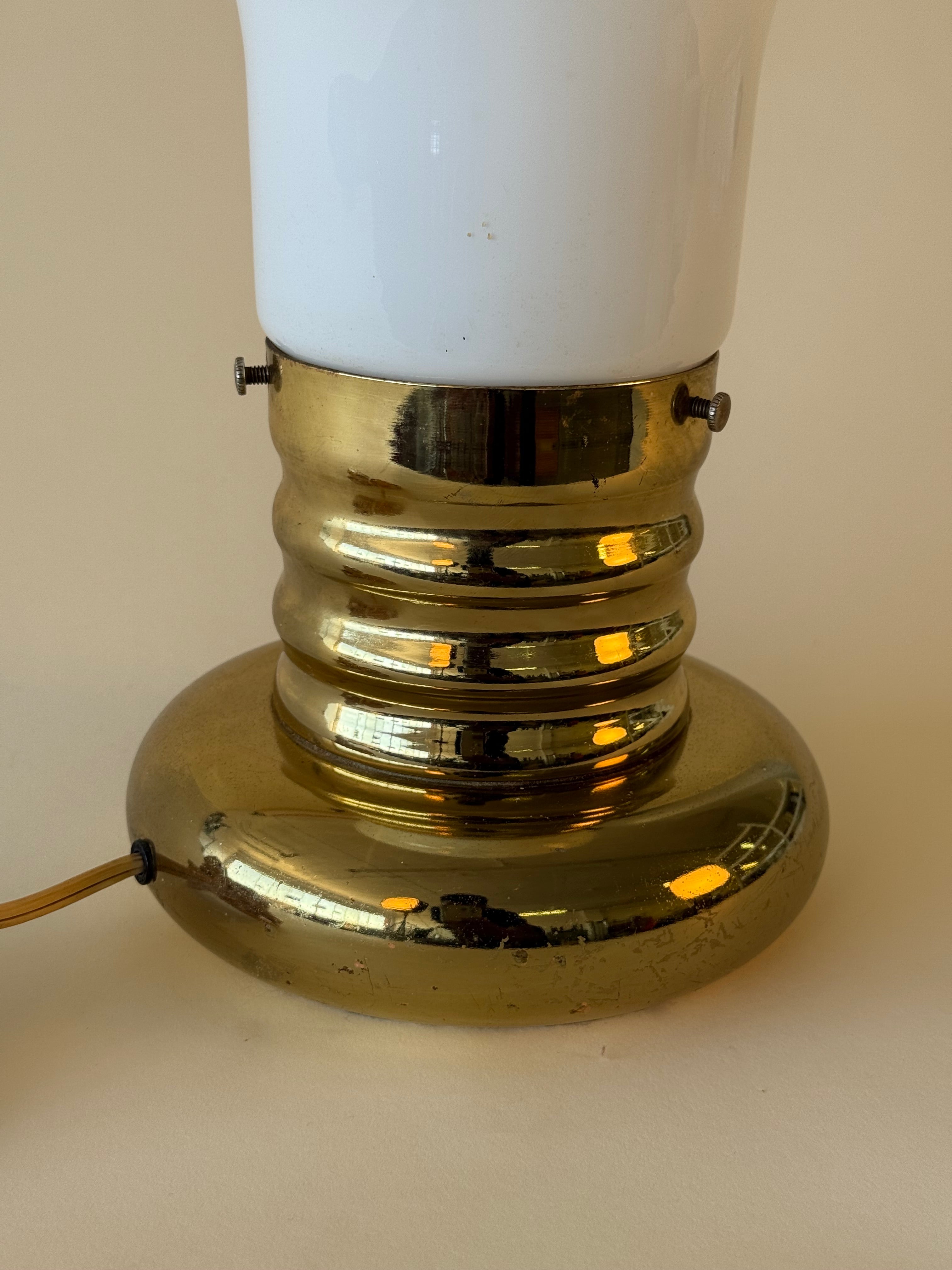 Lampe de table vintage en forme d’ampoule géante avec base en laiton