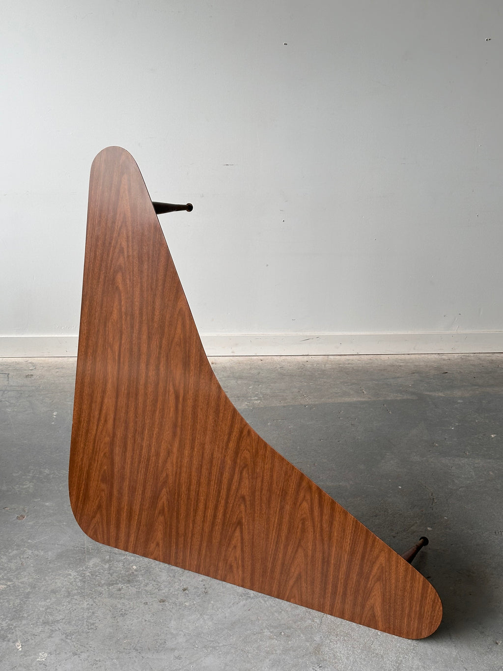Table à café « boomerang » en placage noyer