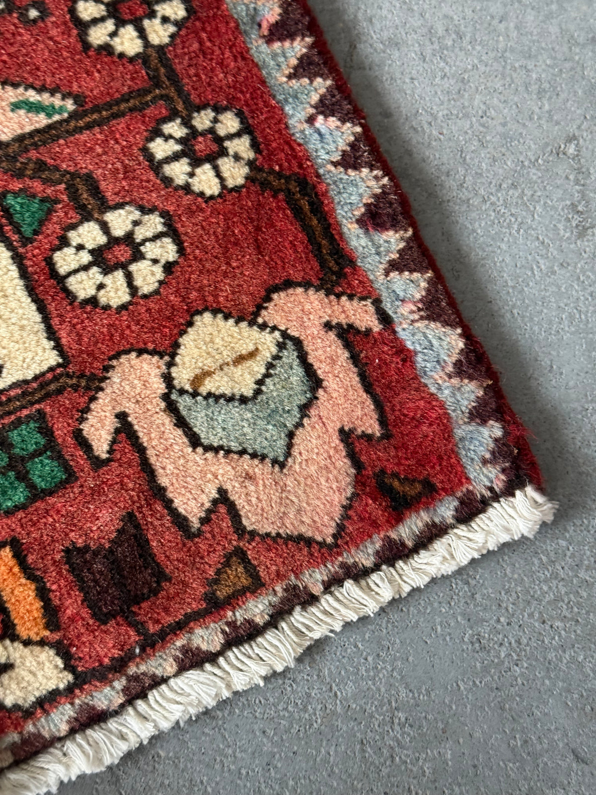 Tapis vintage à décor d’oiseaux et de fleurs, noué à la main