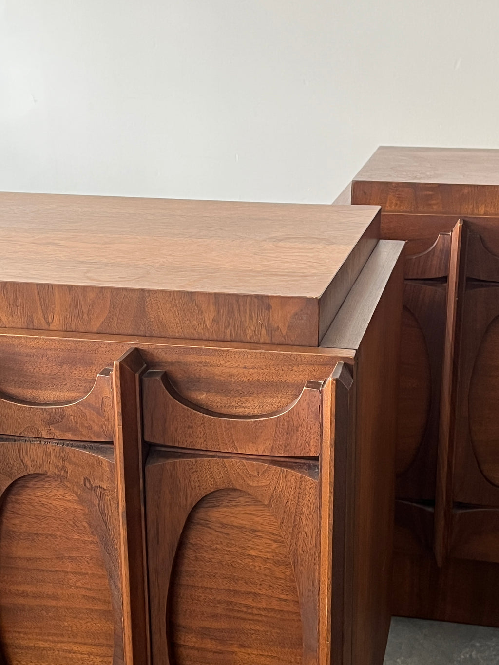 Set 2 tables de nuit MCM par Tobago Furniture