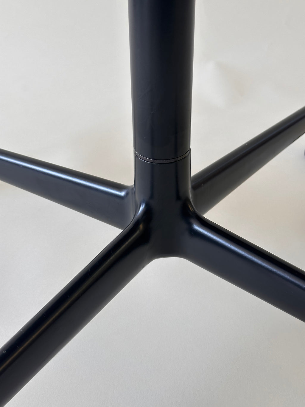 Table ronde de conférence Eames pour Herman Miller, 2019