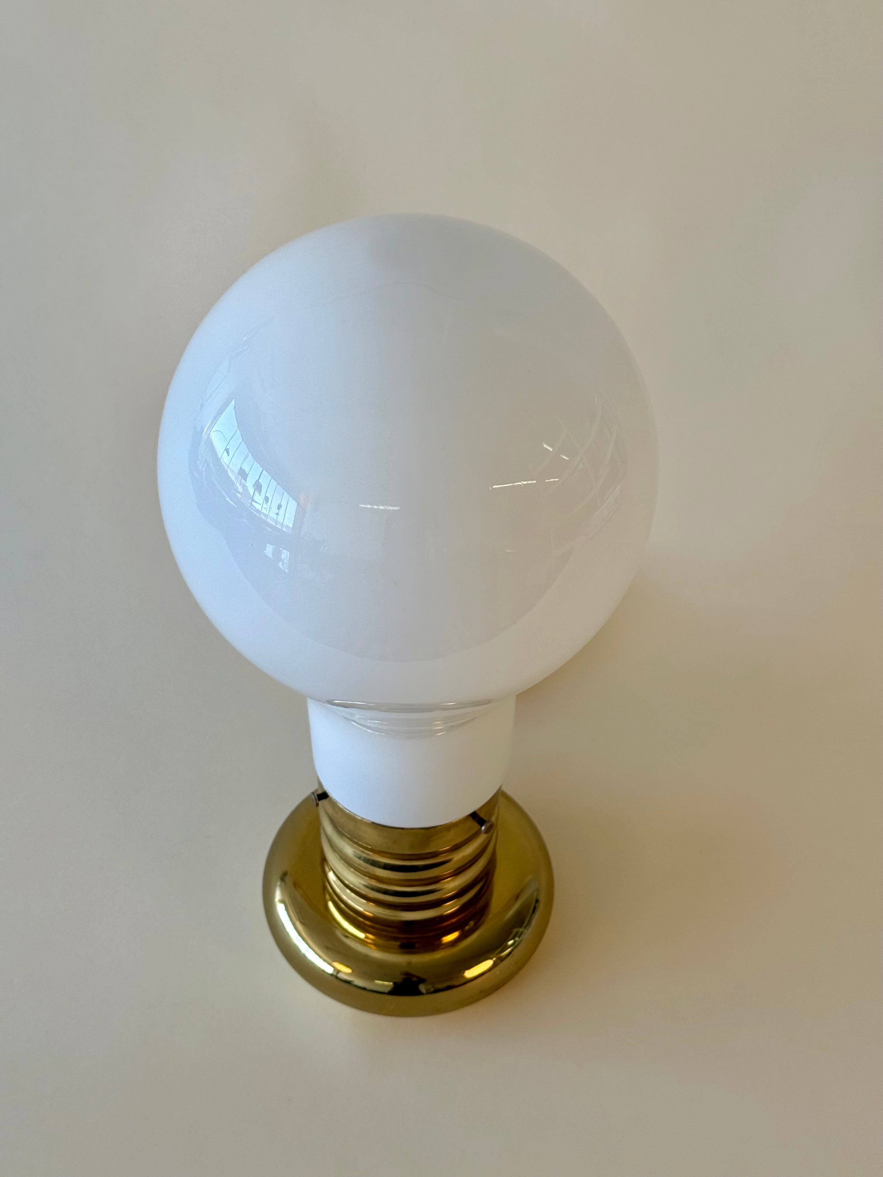 Lampe de table vintage en forme d’ampoule géante avec base en laiton