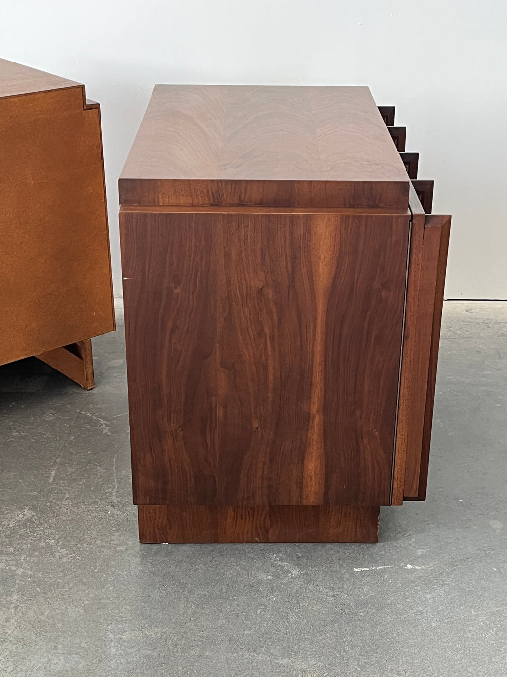 Set 2 tables de nuit MCM par Tobago Furniture