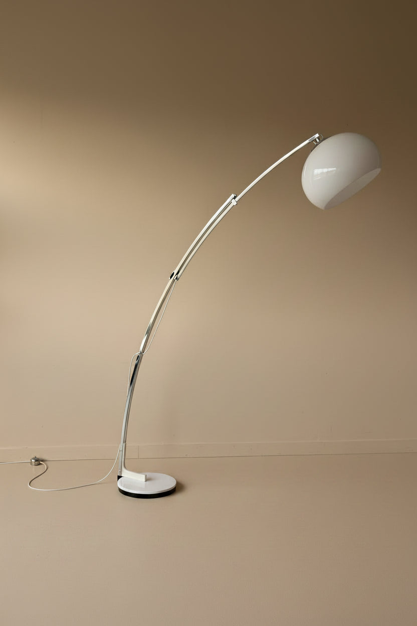 Lampe en arc avec abat-jour en plastique abs conçu par Goffredo Reggiani, fait en Italie 1970s