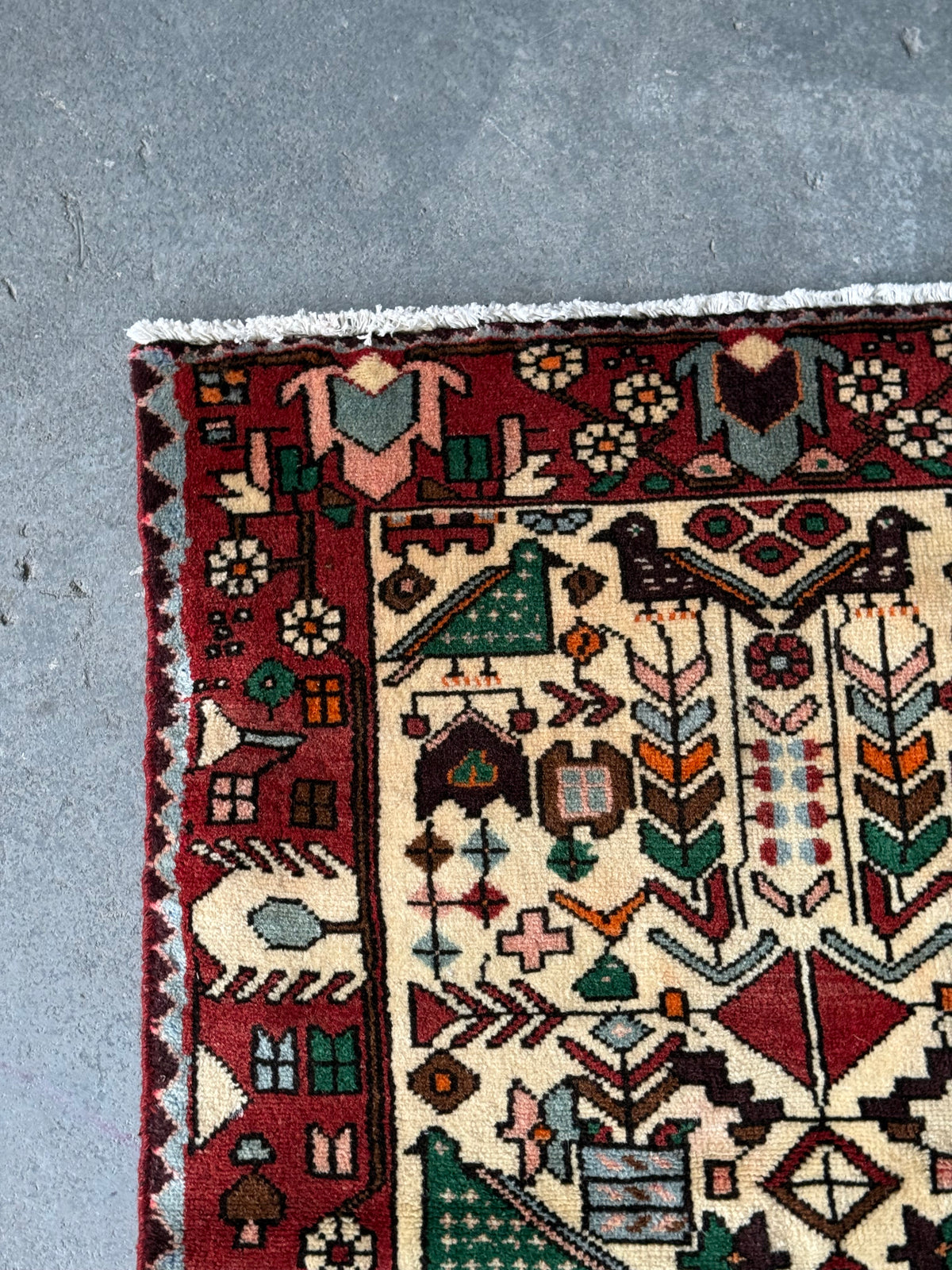 Tapis vintage à décor d’oiseaux et de fleurs, noué à la main