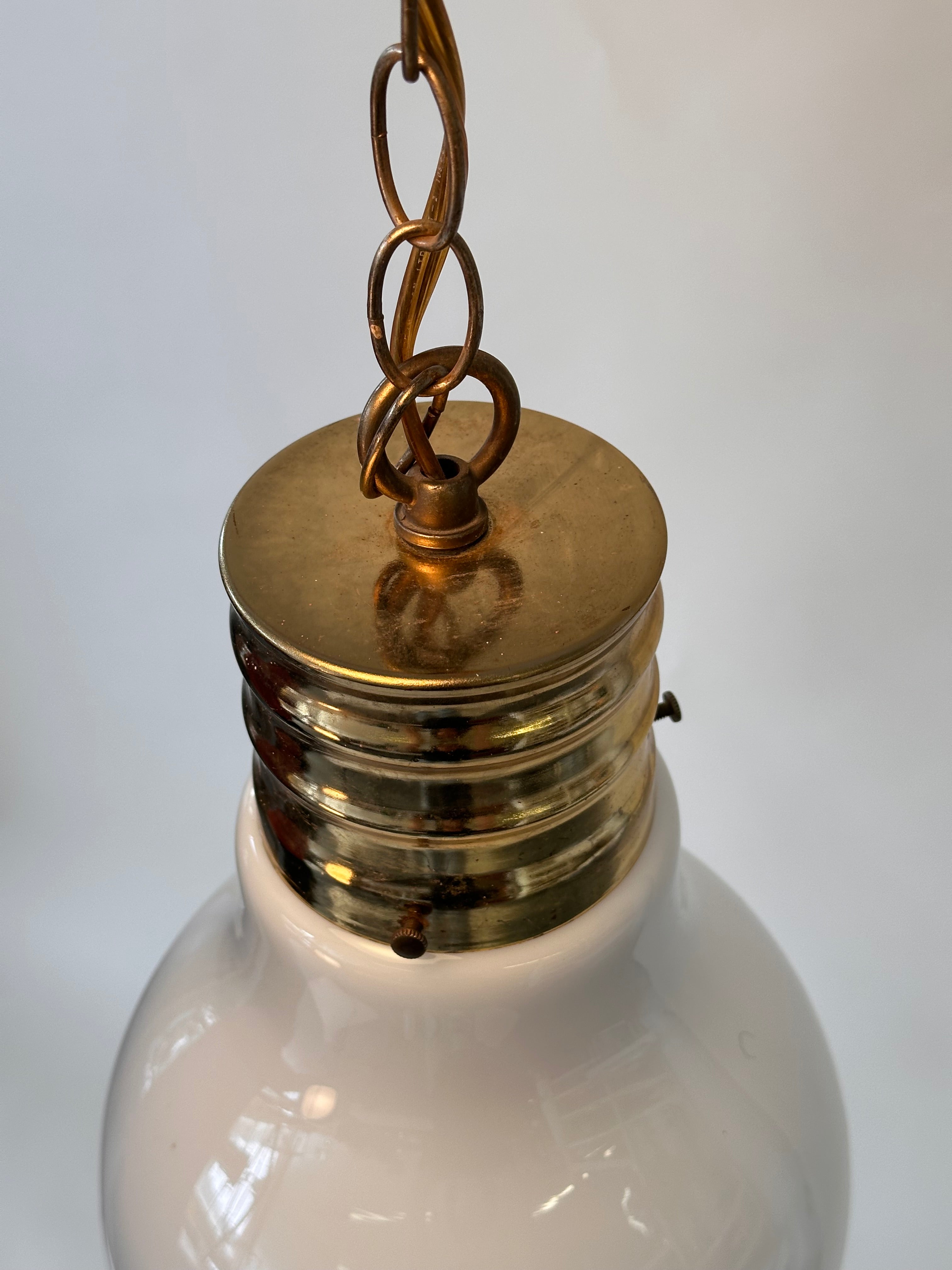 Lampe de suspension en forme d’ampoule géante