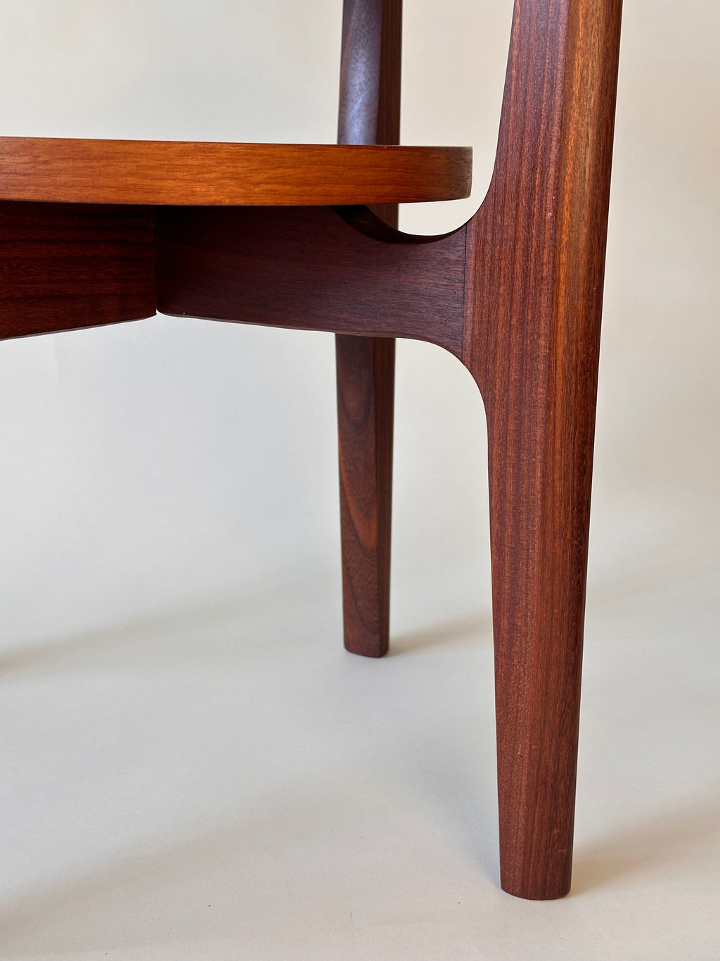 Table d’appoint en teck par RS associates, fait au Canada