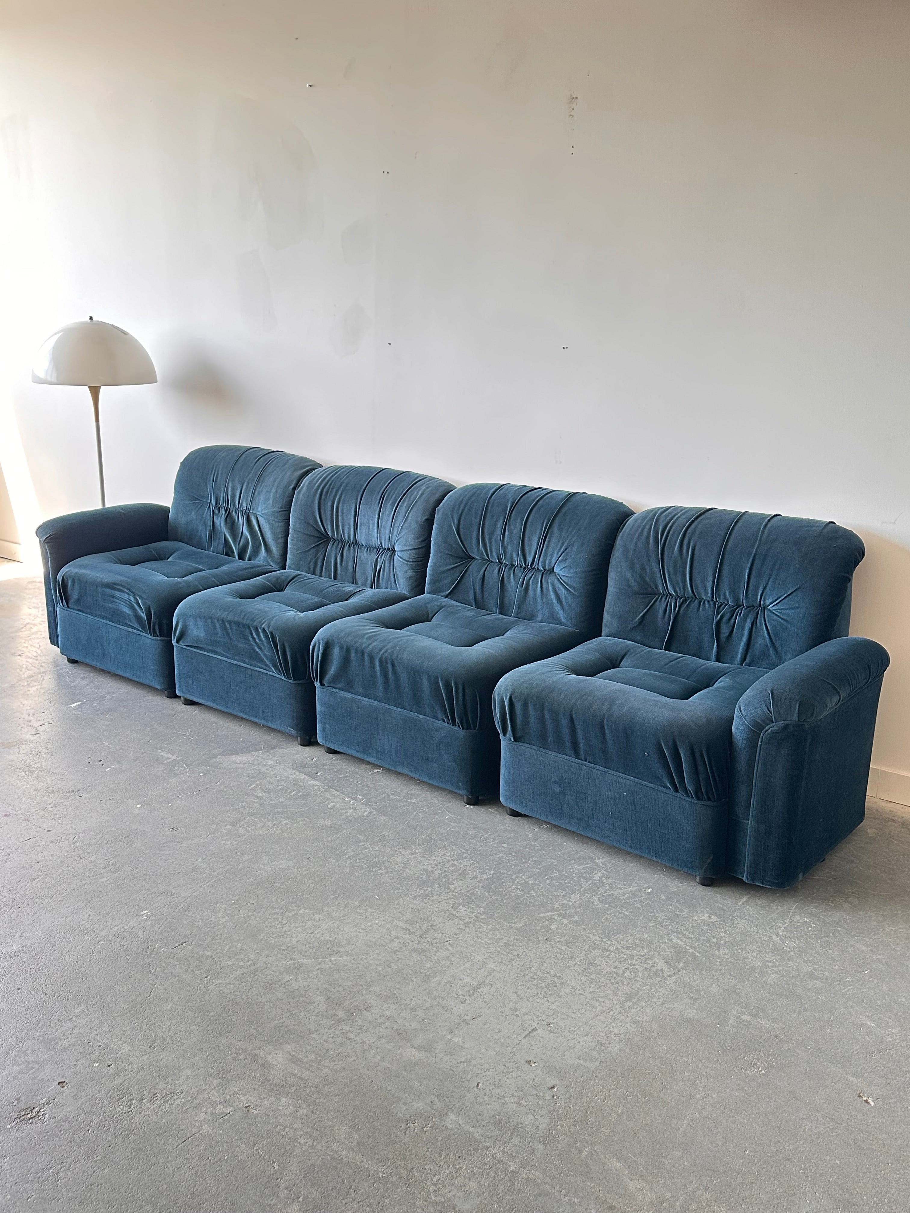 Sofa modulaire 4 morceaux en velours bleu par G.Romano, fait au Québec