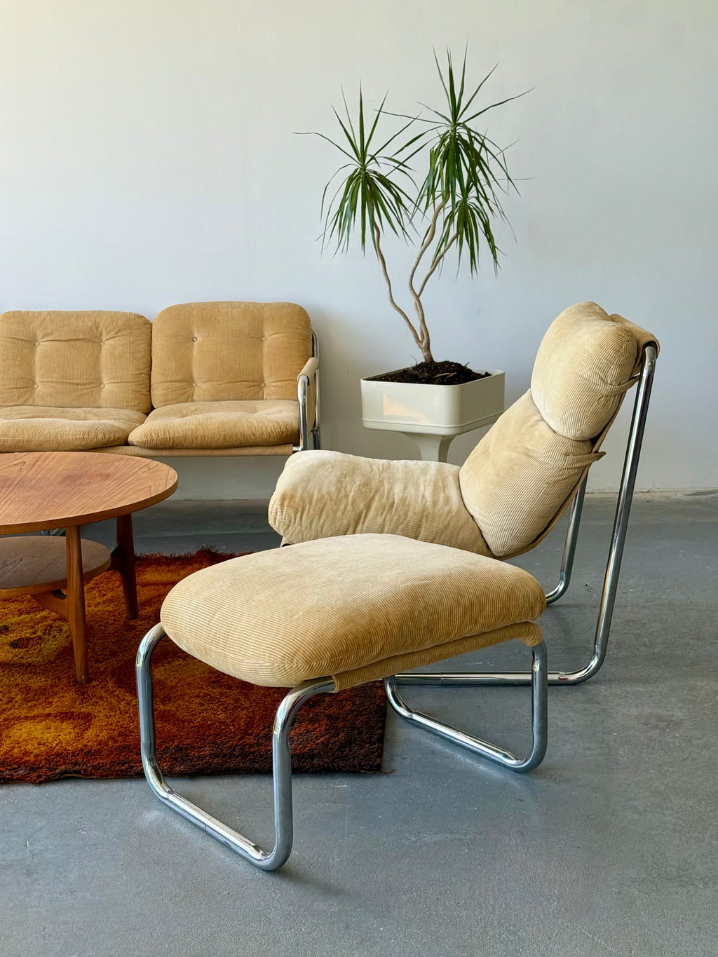 Fauteuil de lecture en chrome tubulaire avec assise en velours côtelé et ottoman