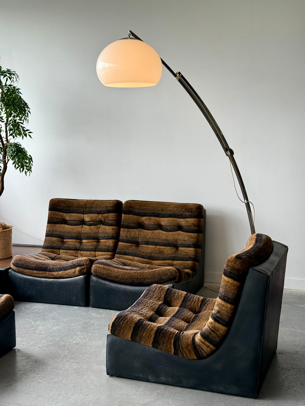 Lampe en arc avec abat-jour en plastique abs conçu par Goffredo Reggiani, fait en Italie 1970s