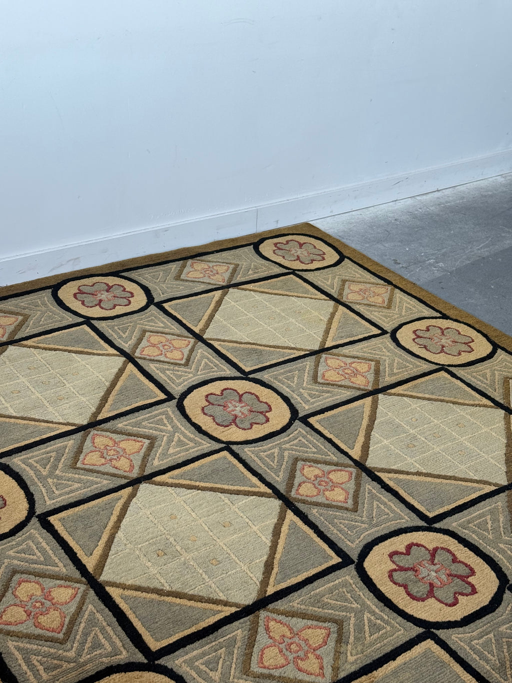 Tapis en laine à motifs géométriques et floraux, de style tibétain
