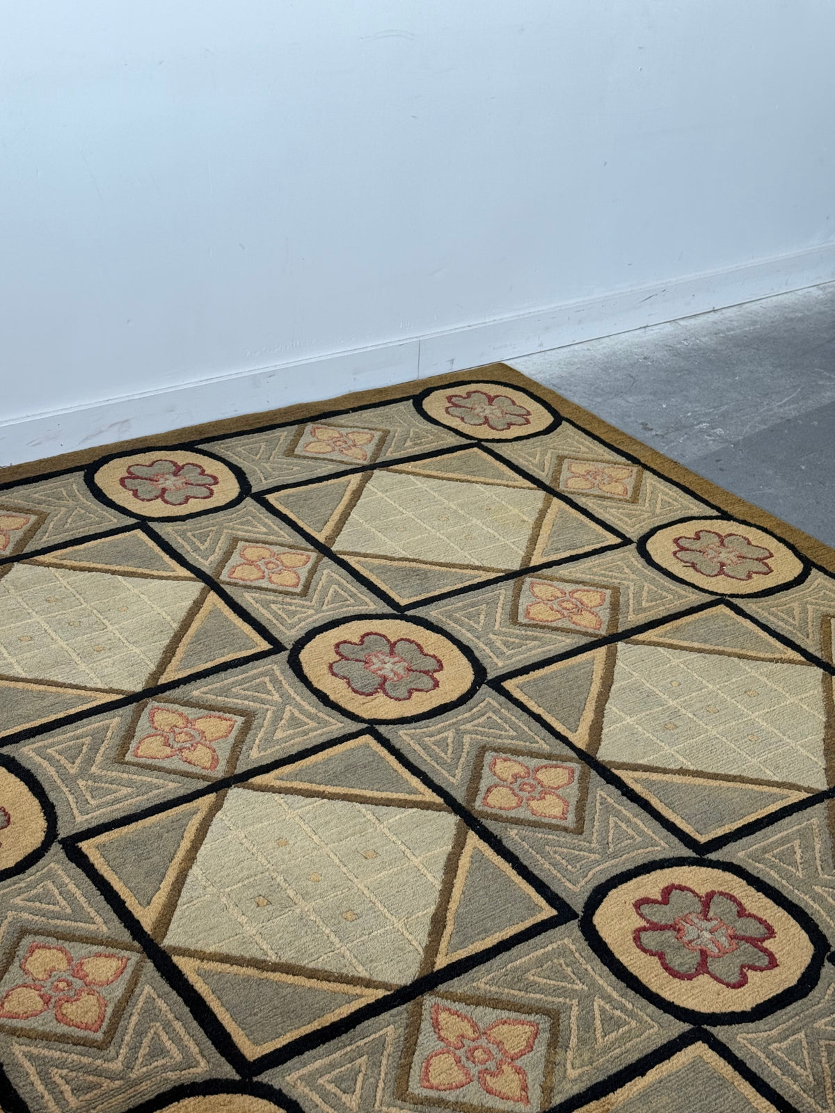 Tapis en laine à motifs géométriques et floraux, de style tibétain
