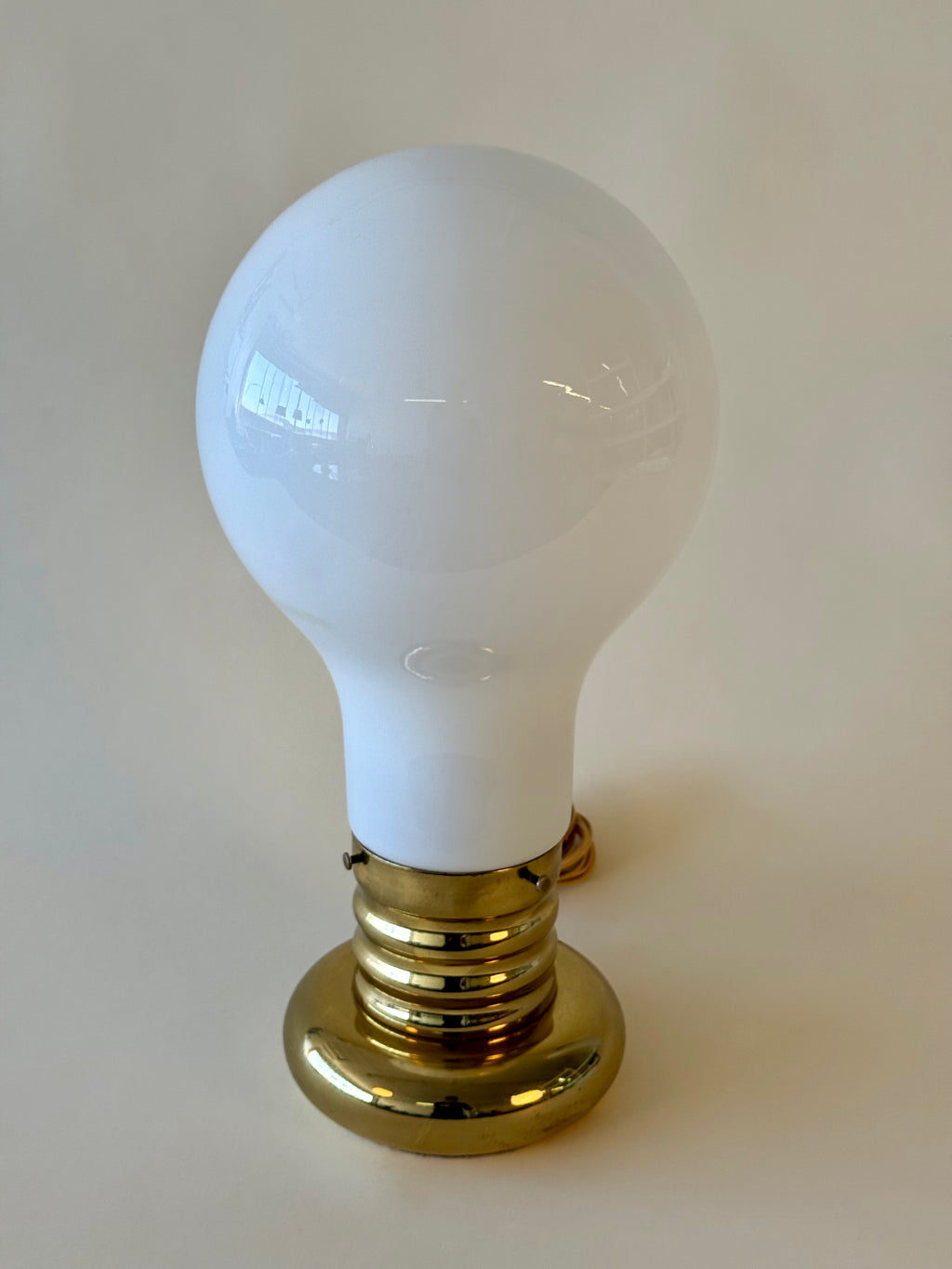 Lampe de table vintage en forme d’ampoule géante avec base en laiton