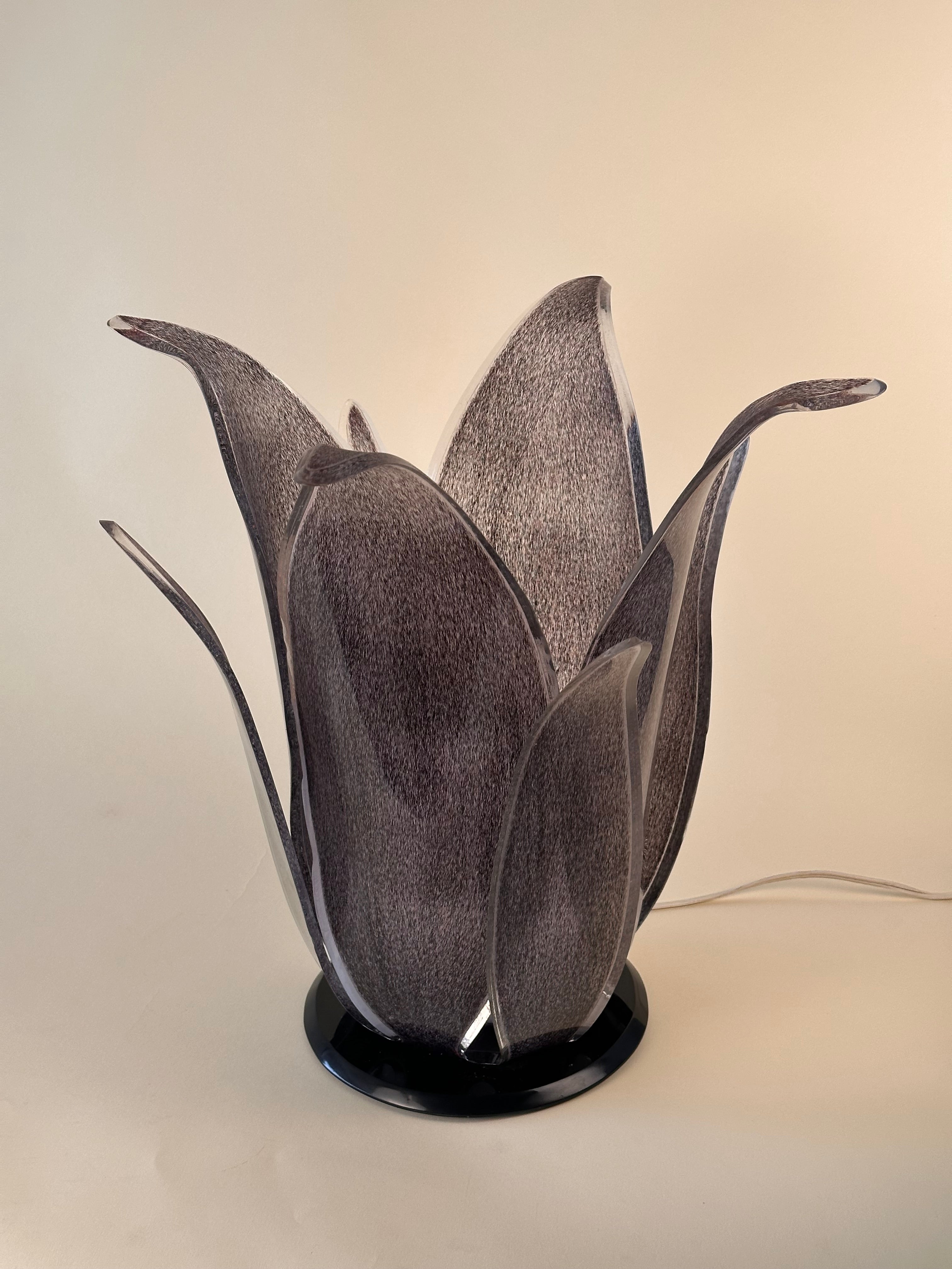 Lampe de table « Tulipe » en acrylique par Roger Rougier