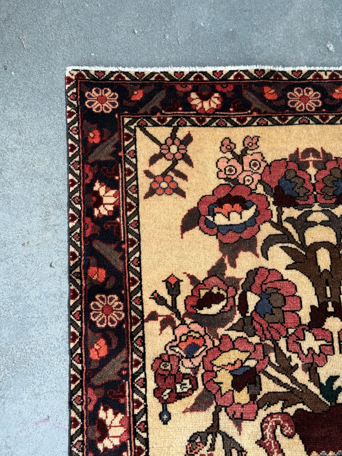 Tapis noué à la main à motif de vase fleuri