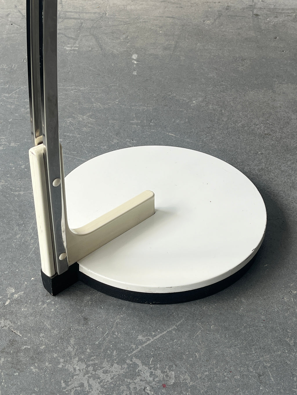 Lampe en arc avec abat-jour en plastique abs conçu par Goffredo Reggiani, fait en Italie 1970s