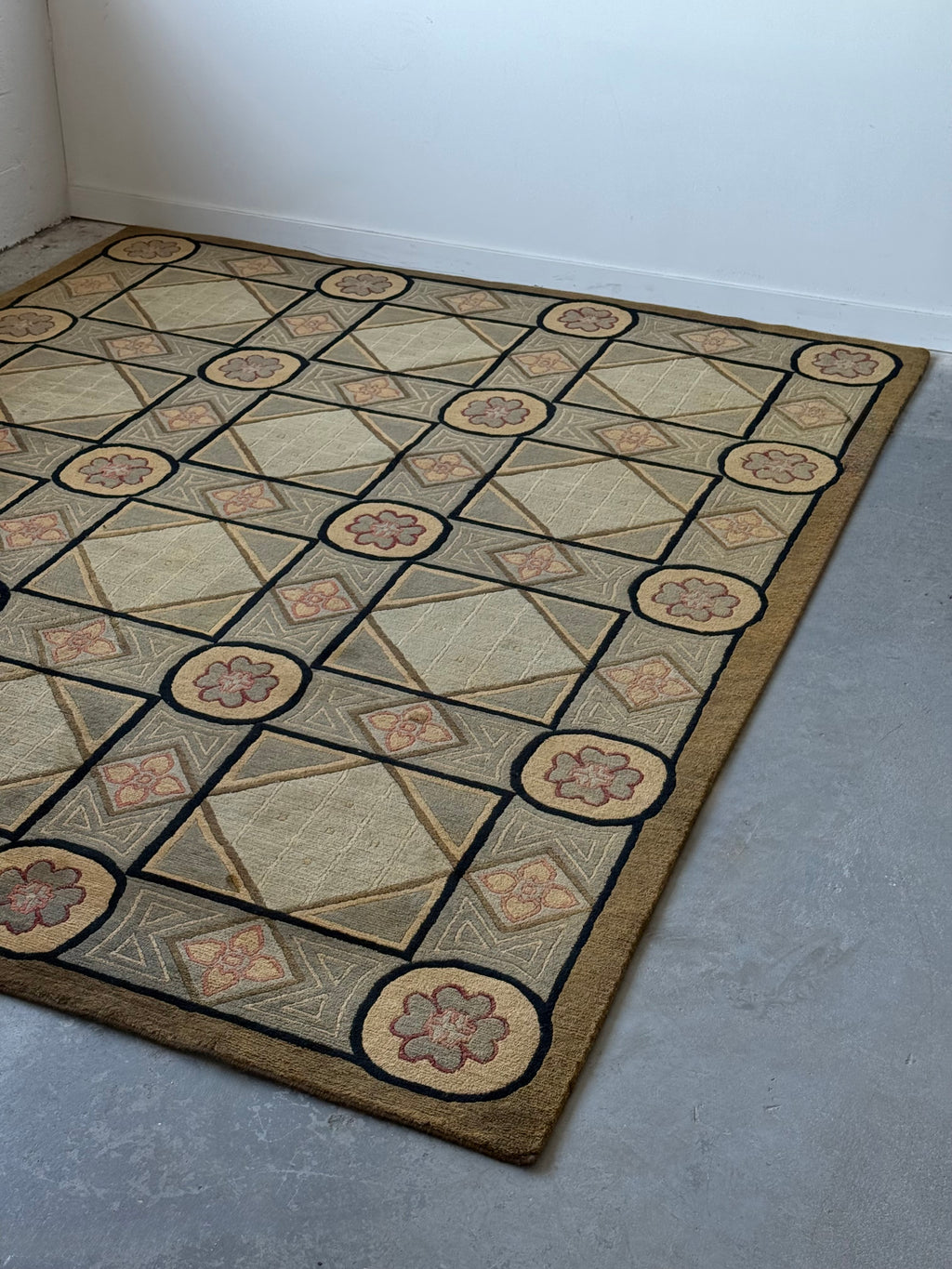Tapis en laine à motifs géométriques et floraux, de style tibétain