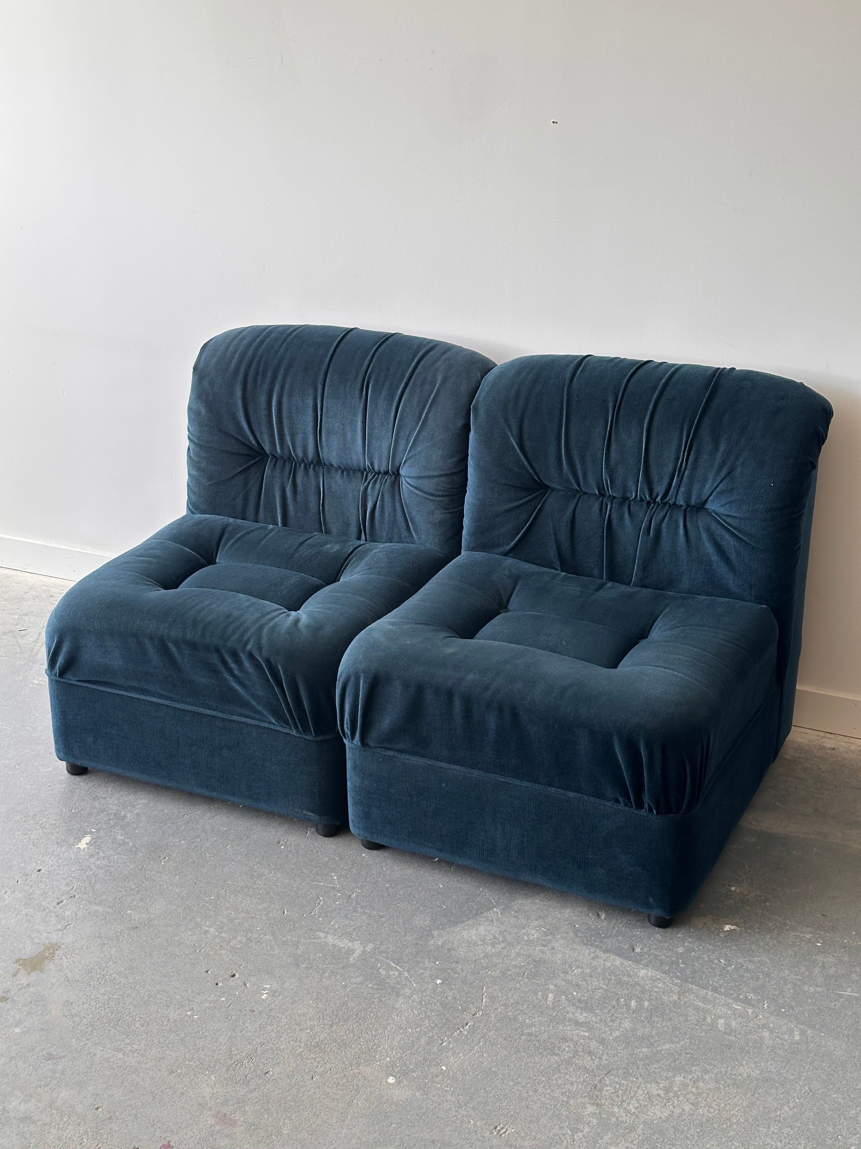 Sofa modulaire 4 morceaux en velours bleu par G.Romano, fait au Québec