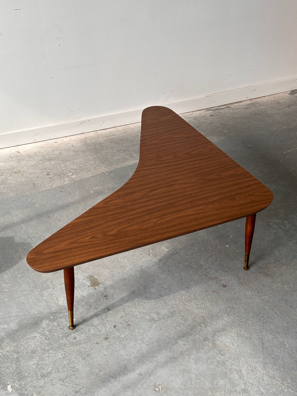 Table à café « boomerang » en placage noyer