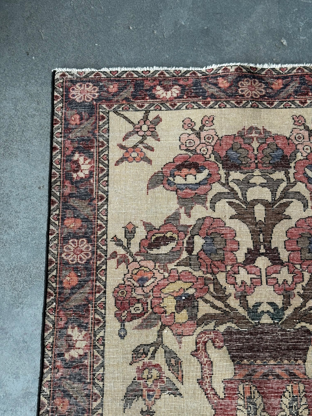 Tapis noué à la main à motif de vase fleuri