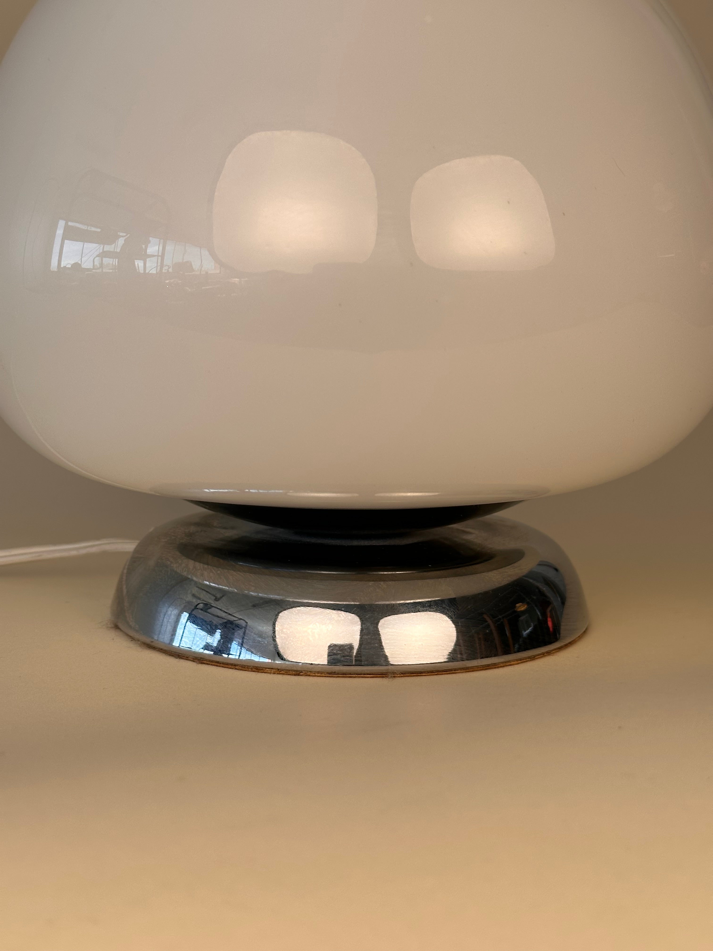 Lampe de table « Œuf » vintage en verre opaline